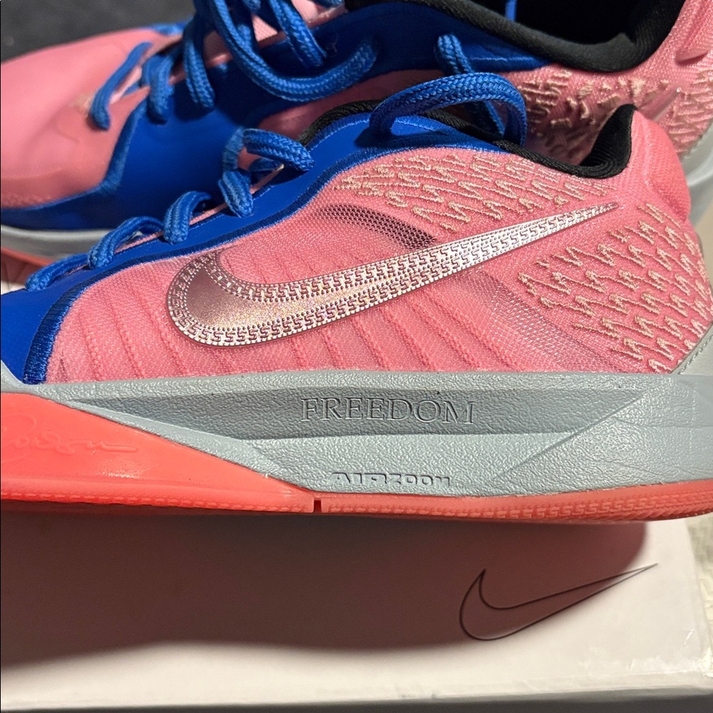 Nike Sabrina - Picture 3 of 5